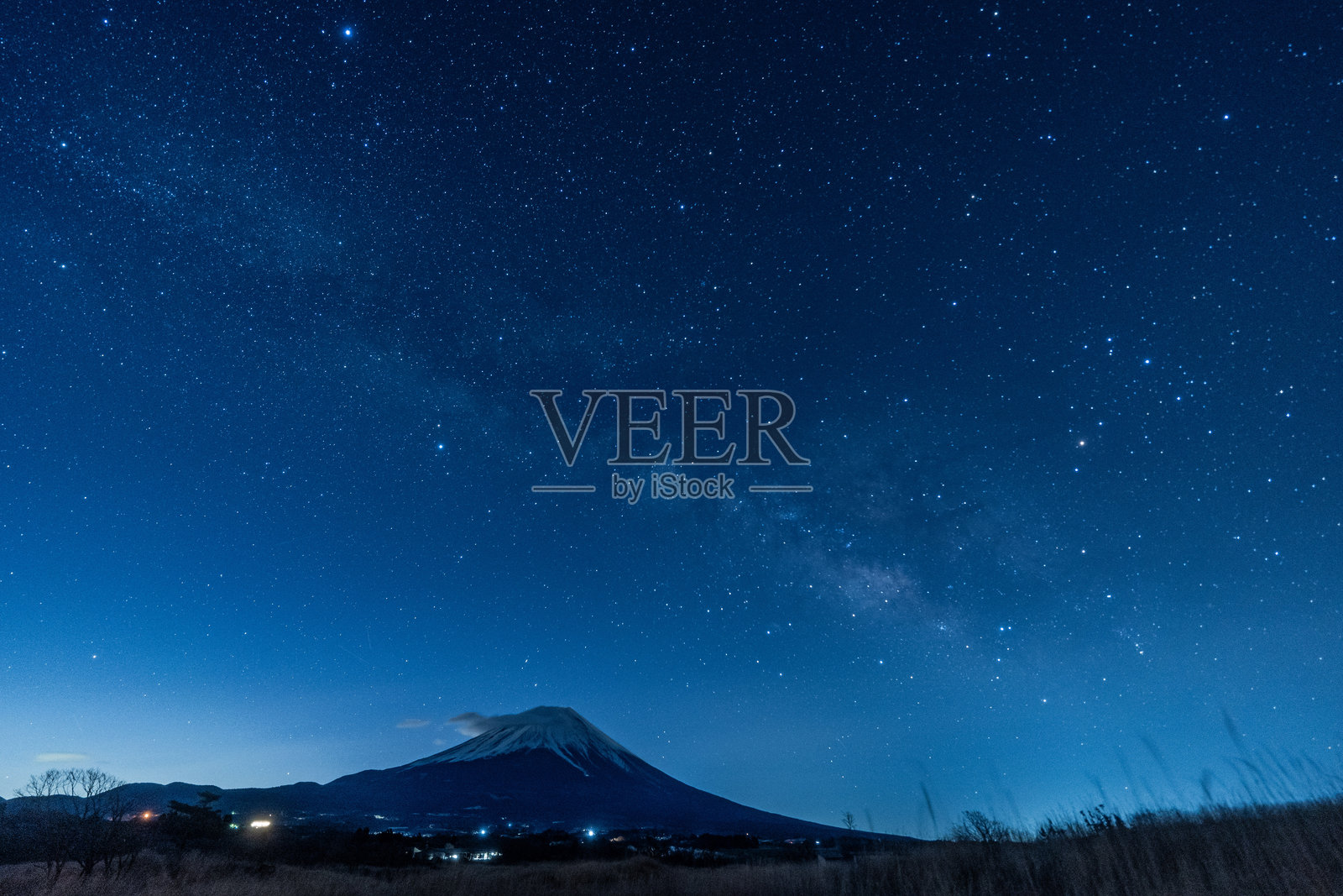 夏季富士山上方的银河与星空照片摄影图片