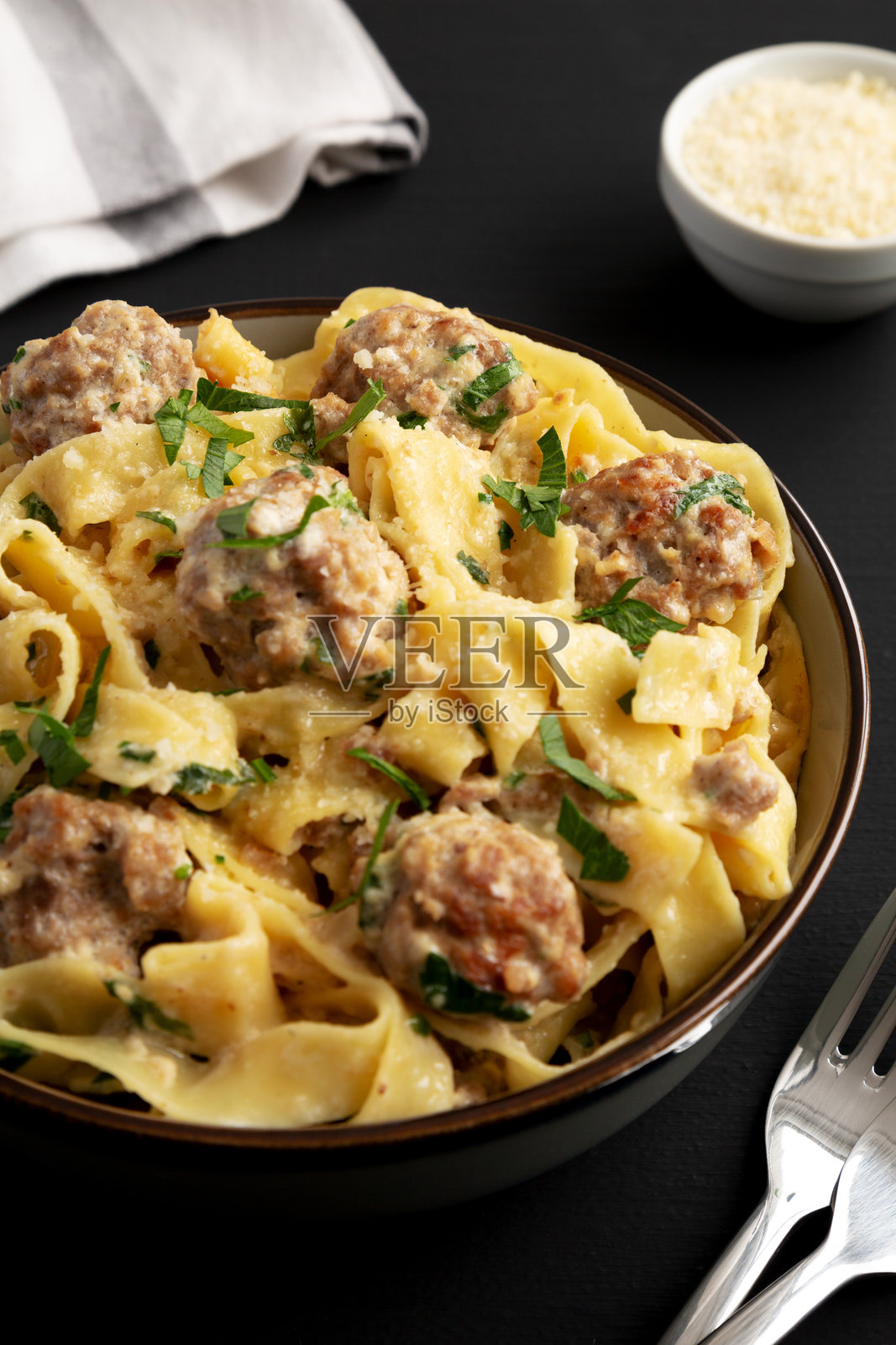 黑色背景下的自制瑞典肉丸意大利面,侧面视图,特写。照片摄影图片