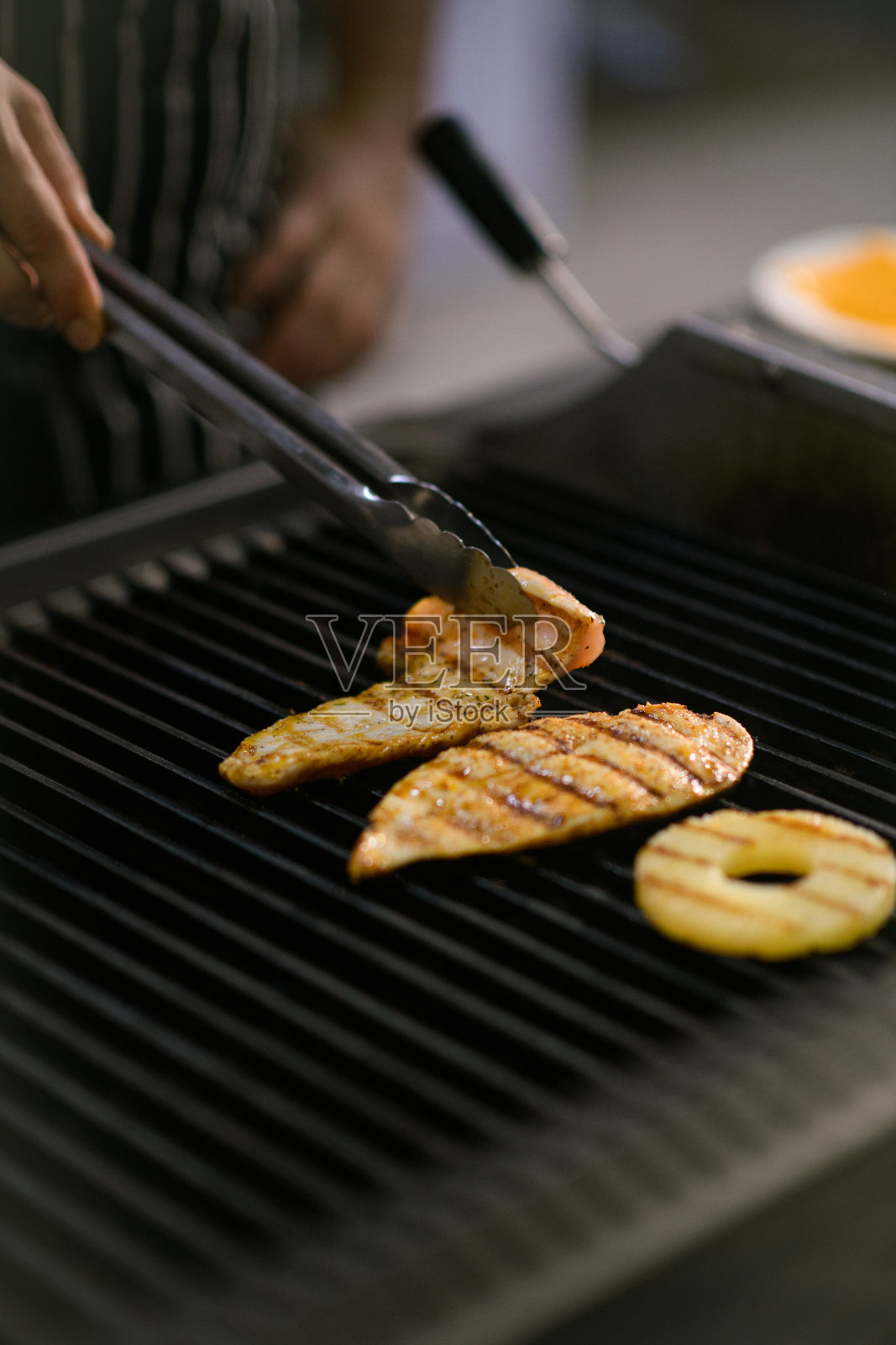 烤鸡肉和菠萝片在烤架上照片摄影图片