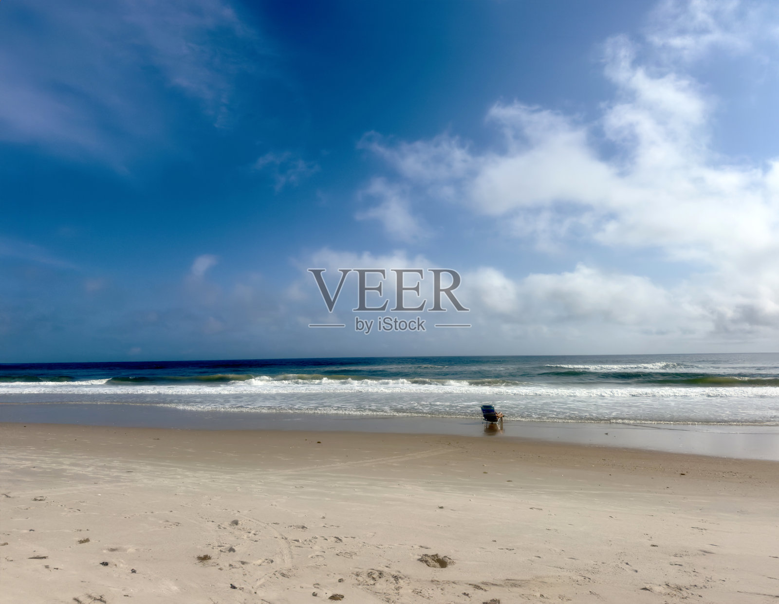 在佛罗里达海滩的椅子上放松照片摄影图片