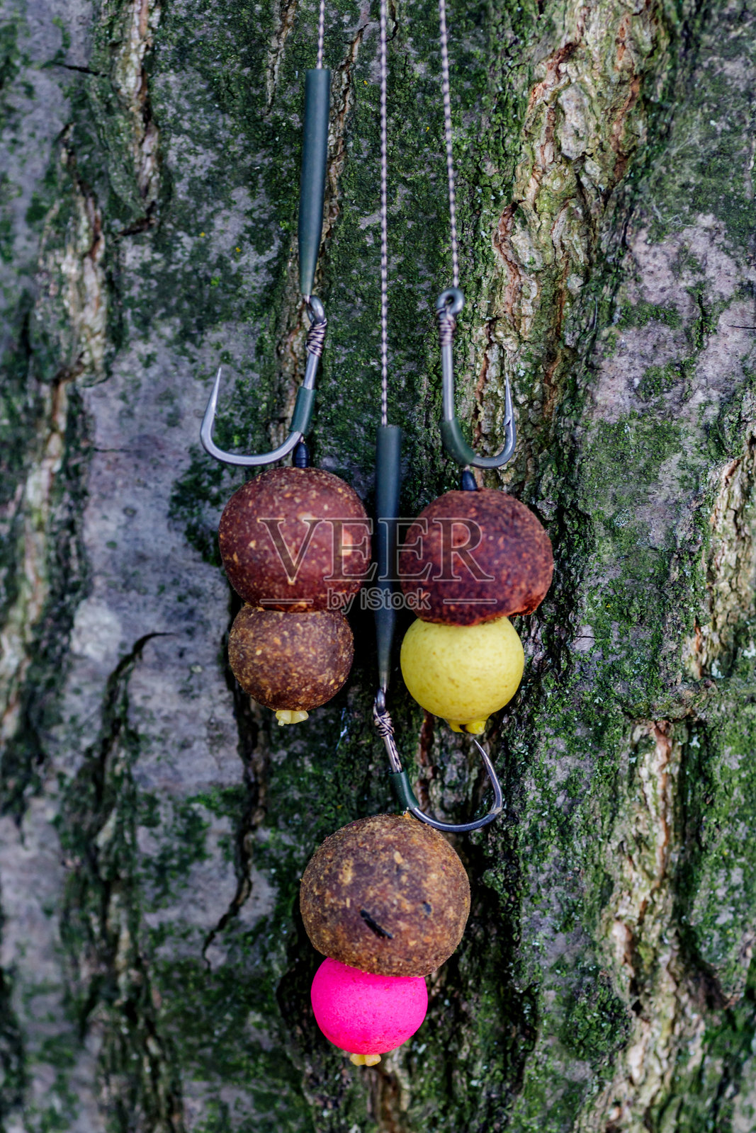 湖边的鲤鱼垂钓时光。鲤鱼钩。鲤鱼钓组。带钩的鱼饵。照片摄影图片