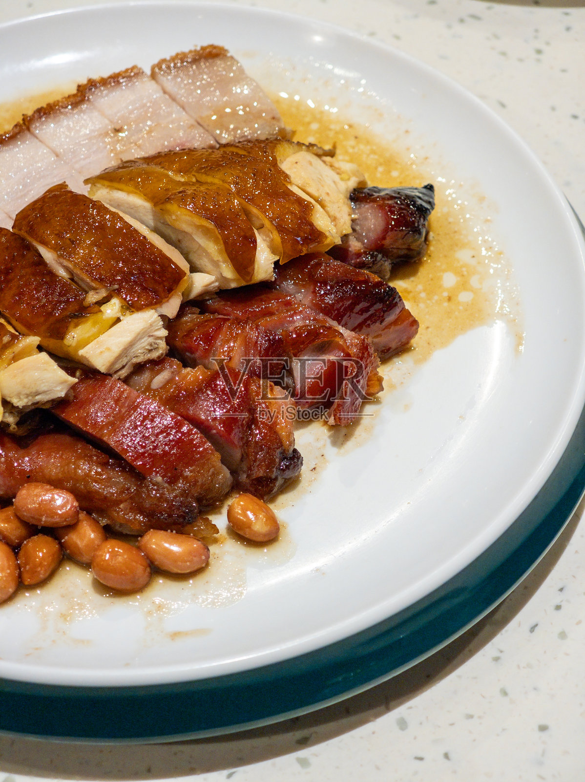 粤式烧肉拼盘放在晚餐盘上照片摄影图片