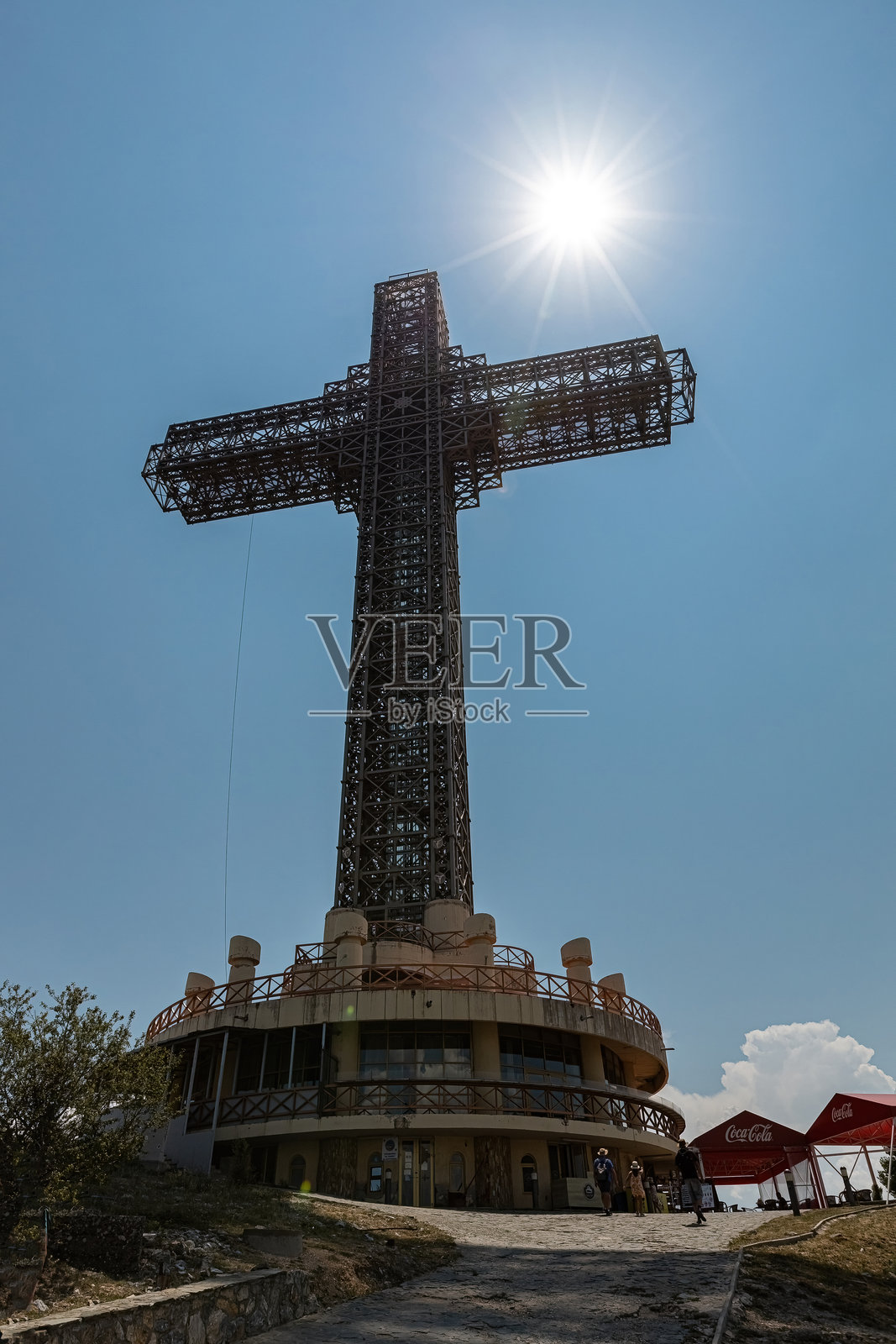 斯科普里北马其顿的千年十字架与蓝天的景观照片摄影图片