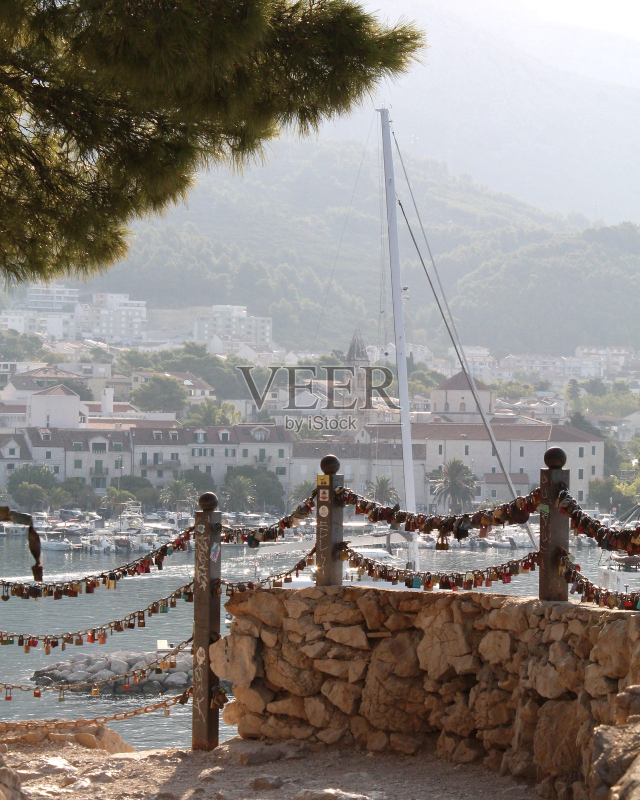 马卡尔斯卡的带锁链的围栏照片摄影图片