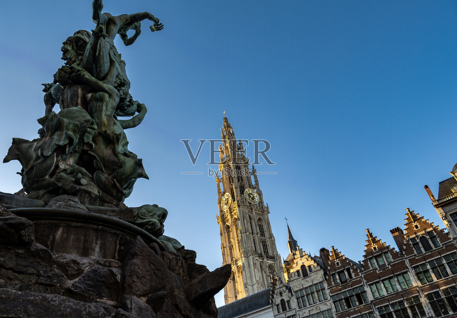 安特卫普城市景观的鸟瞰图,哥特式地标安特卫普圣母大教堂。照片摄影图片