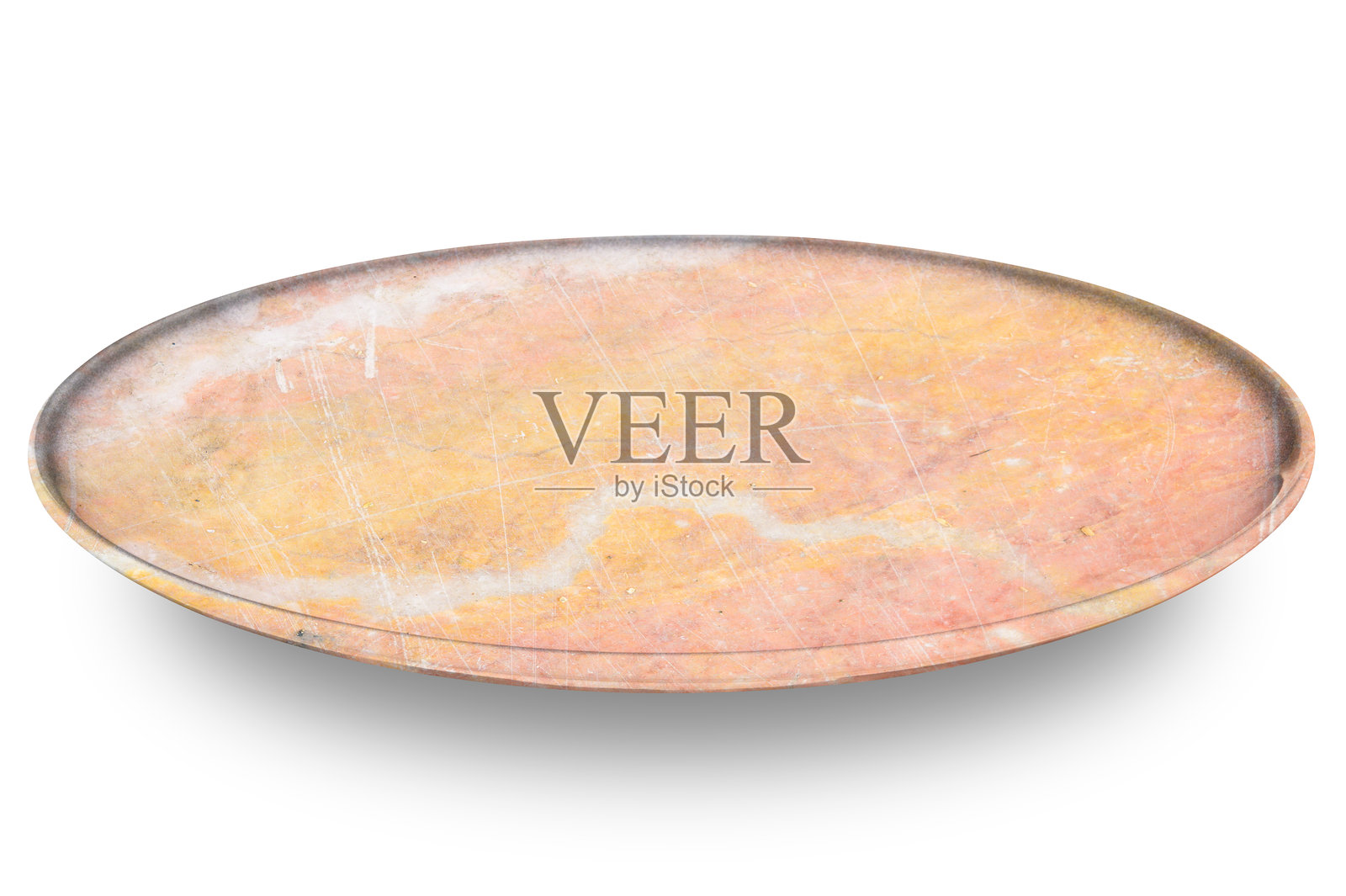 棕色圆形大理石盘子,背景为白色。照片摄影图片