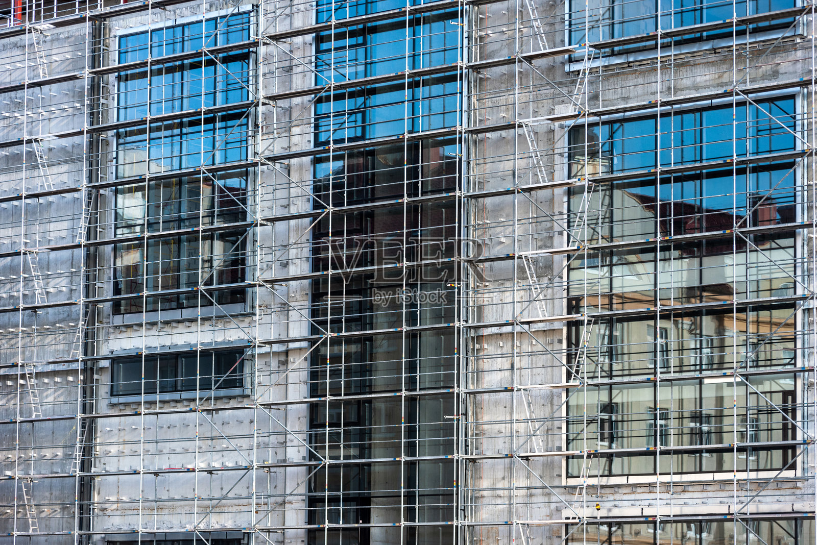 现代建筑外立面的脚手架。照片摄影图片