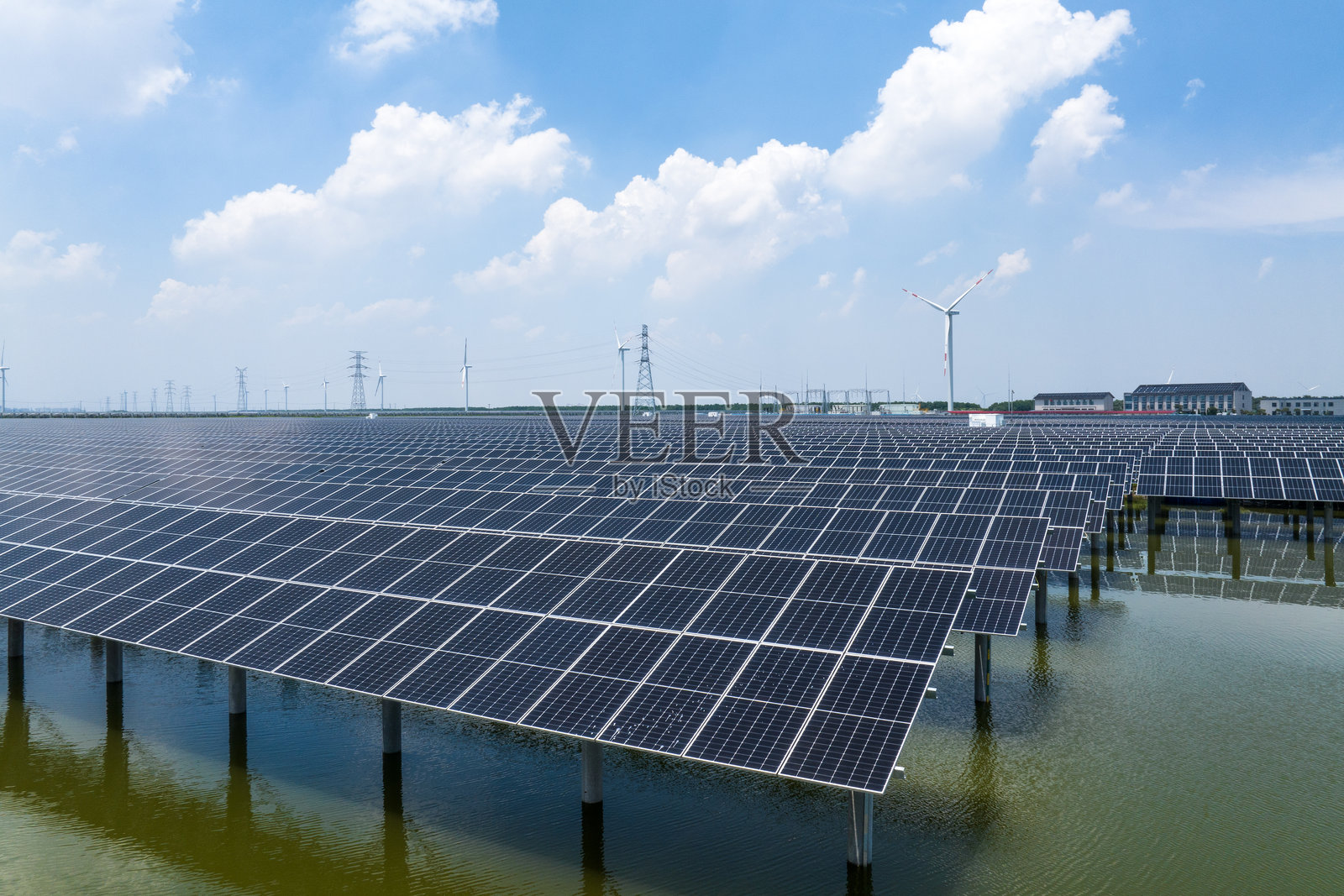 风力发电场风车和太阳能光伏发电站照片摄影图片