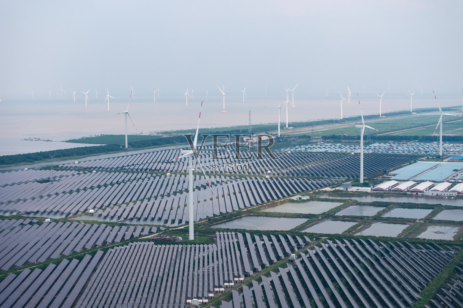 风力发电场风车和太阳能光伏发电站照片摄影图片
