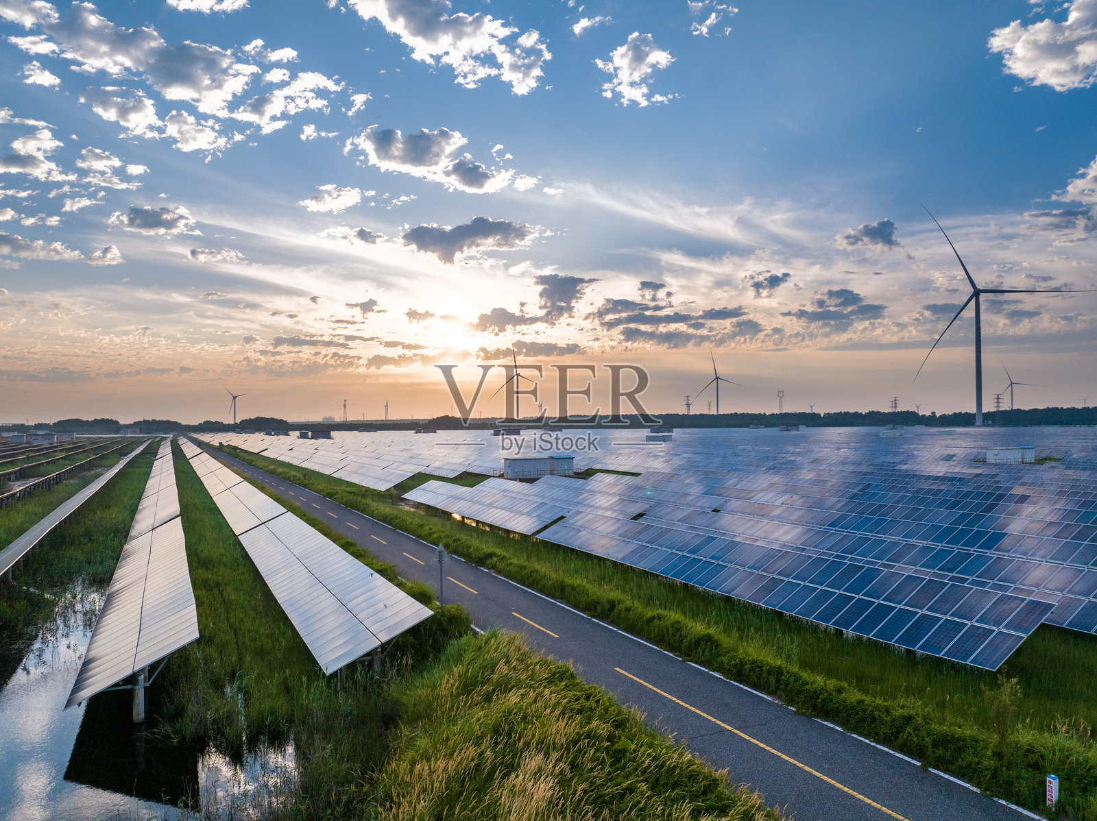 光伏发电站和风能风力发电风车照片摄影图片