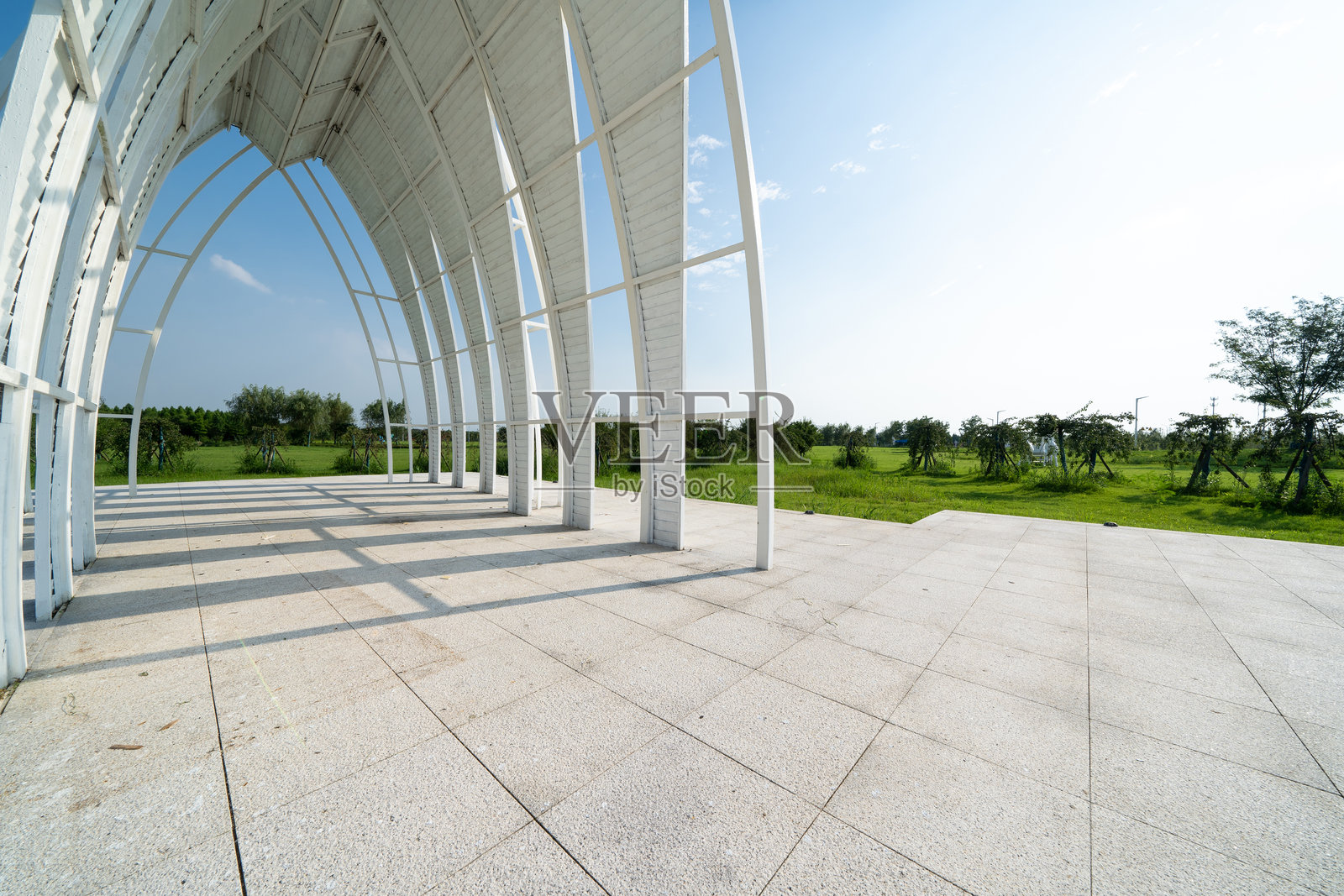 草地上的现代抽象建筑教堂照片摄影图片