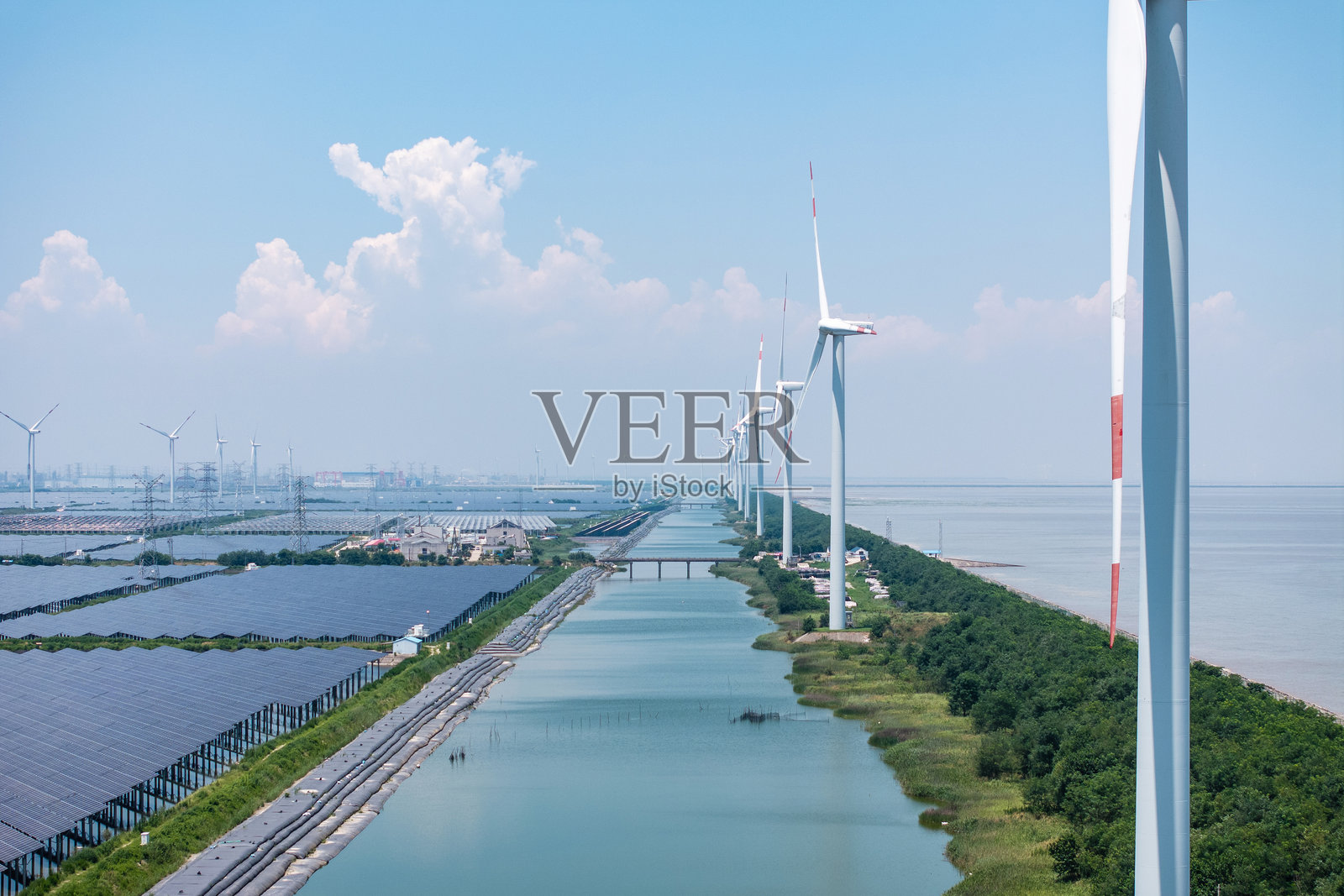 风力发电场风车和太阳能光伏发电站照片摄影图片