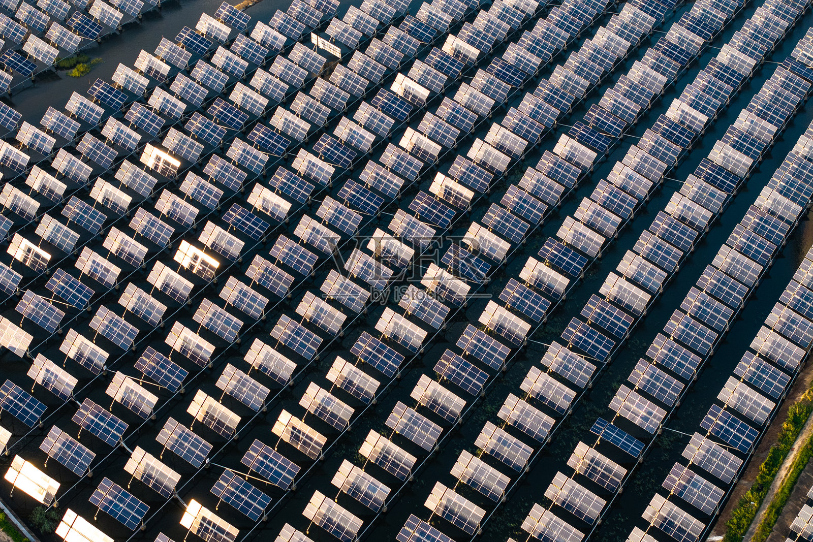 光伏发电站和风能风力发电风车照片摄影图片