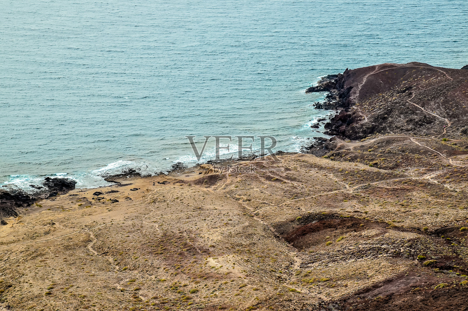岩石海岸线,沙滩与岩石悬崖照片摄影图片