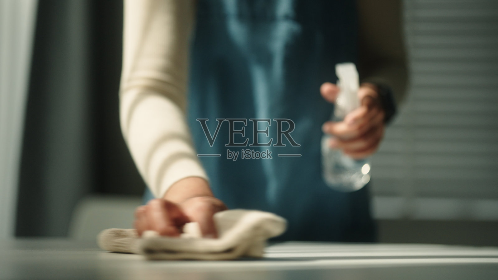 清理桌子。照片摄影图片