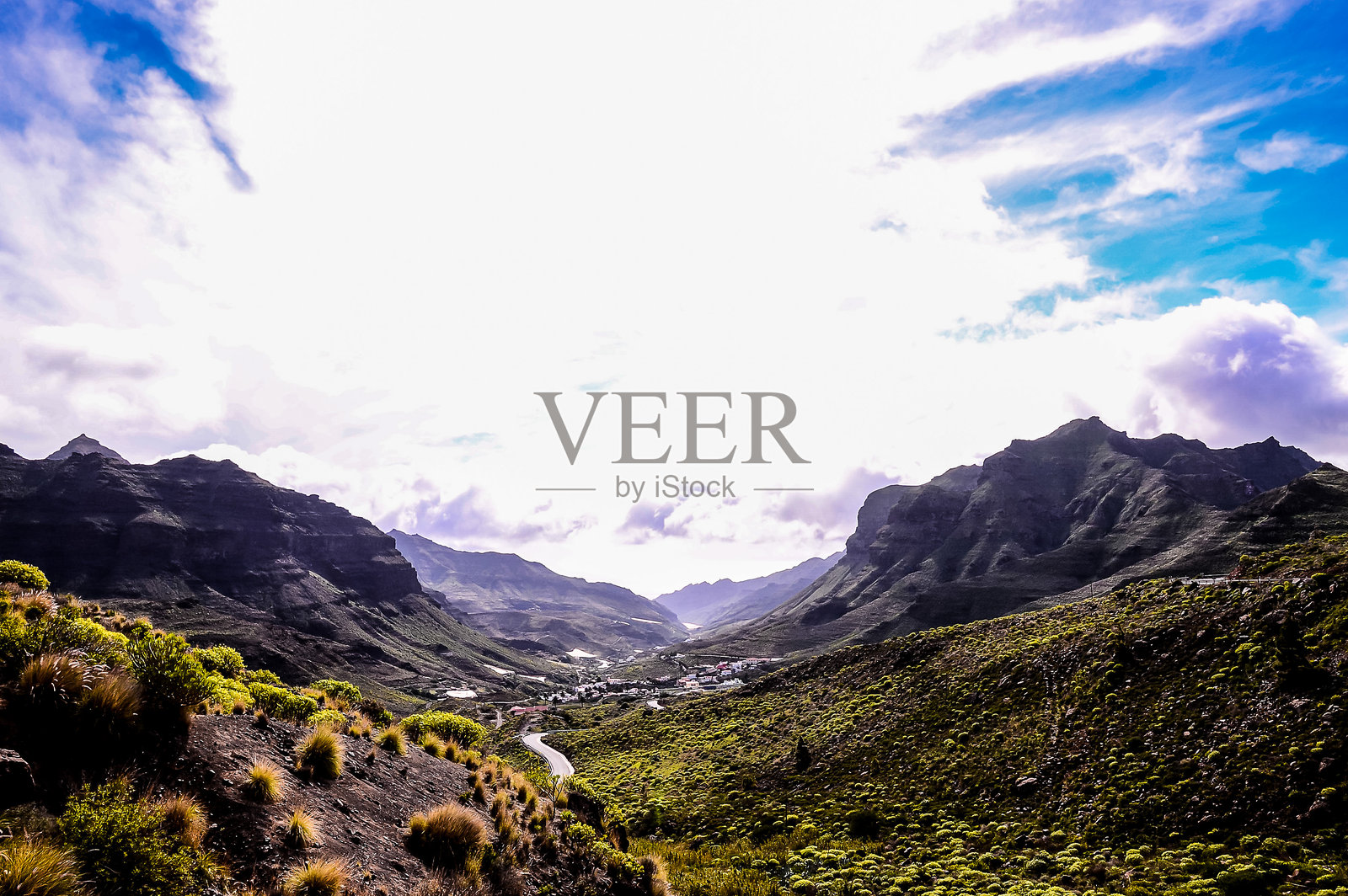 一座山脉中间有一个山谷照片摄影图片