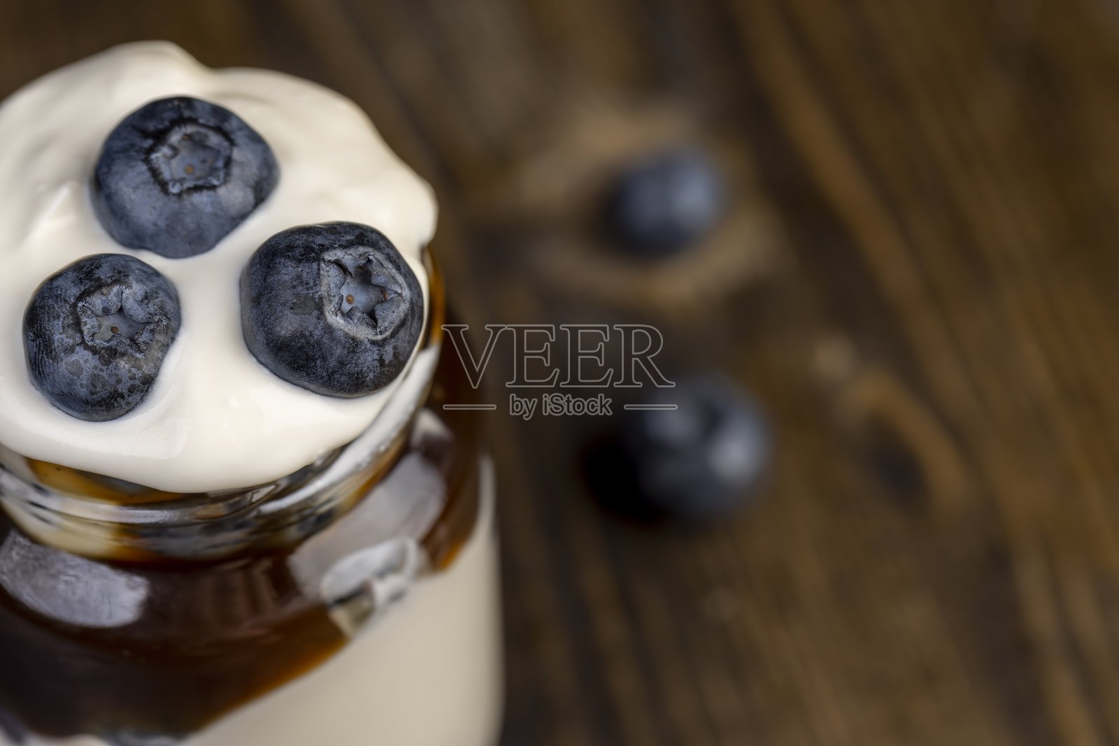 美味的蓝莓味酸奶装在玻璃罐中照片摄影图片