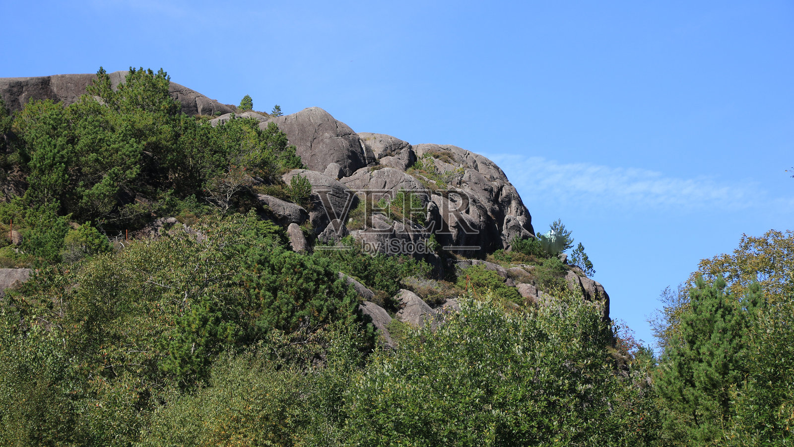 挪威罗加兰的岩浆地质公园中独特的斜长岩山脉。照片摄影图片
