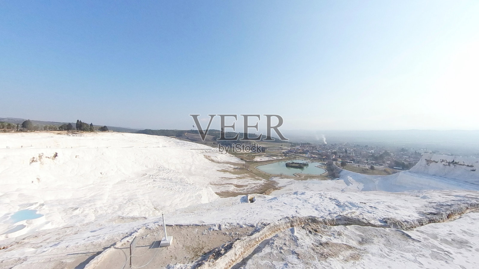 土耳其帕穆克卡莱热矿泉形成的白色石灰华瀑布的风景视图照片摄影图片