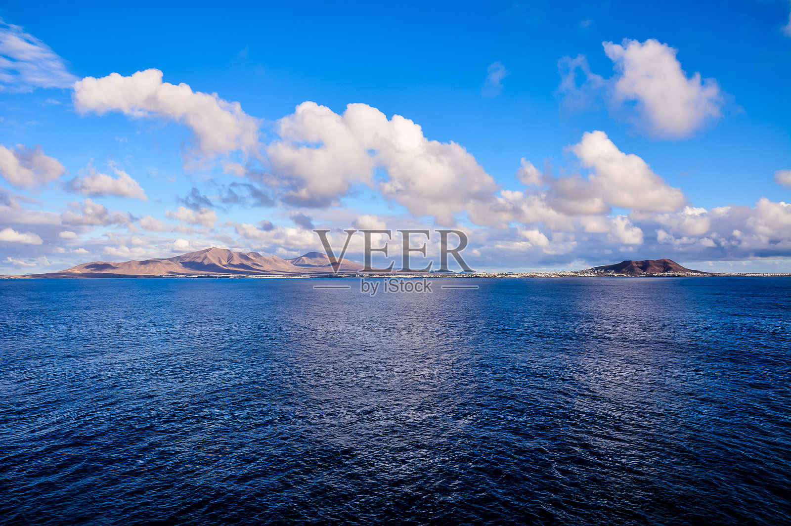 天空湛蓝,背景中有云朵。照片摄影图片