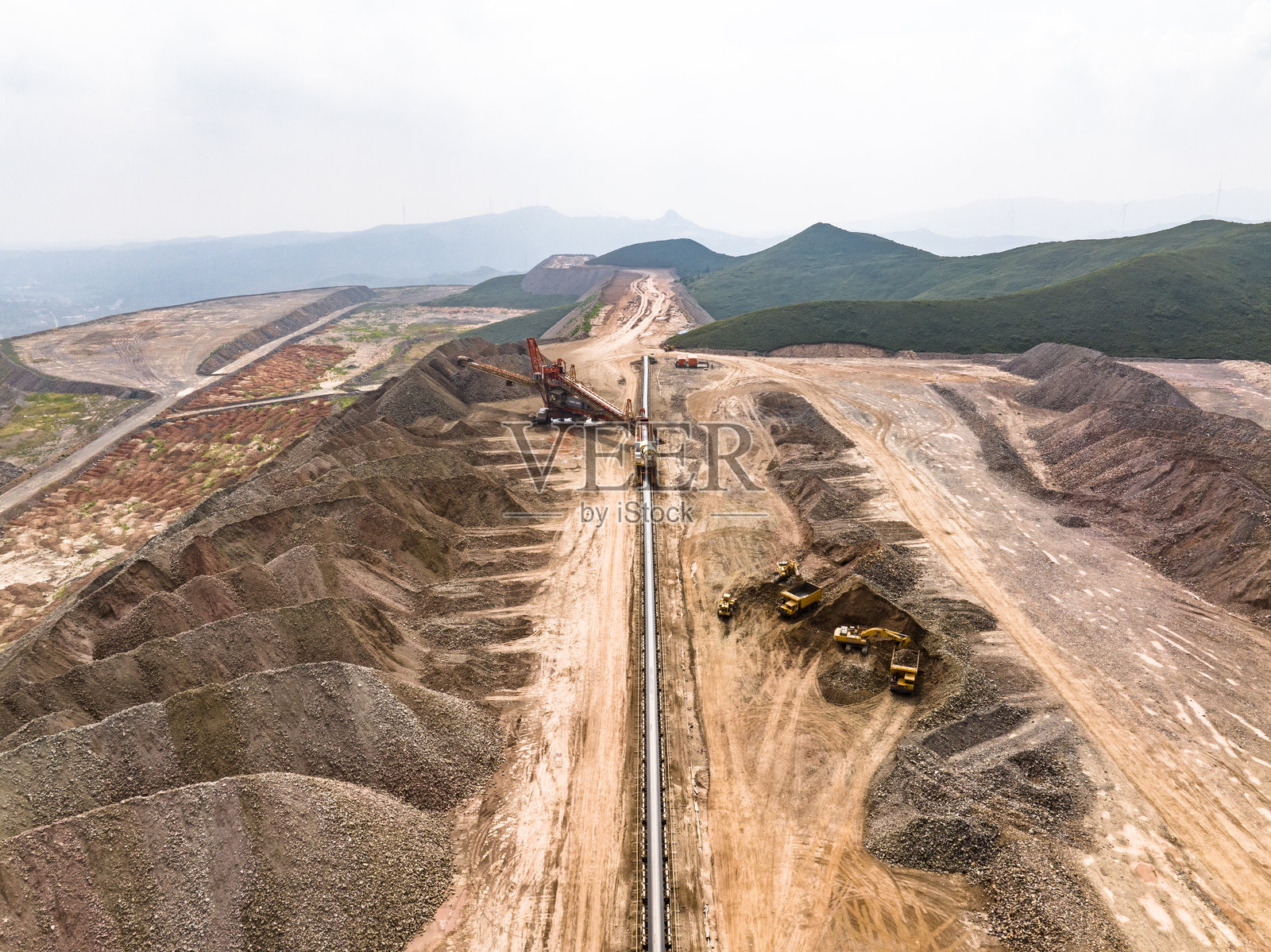 露天铁矿俯瞰照片摄影图片