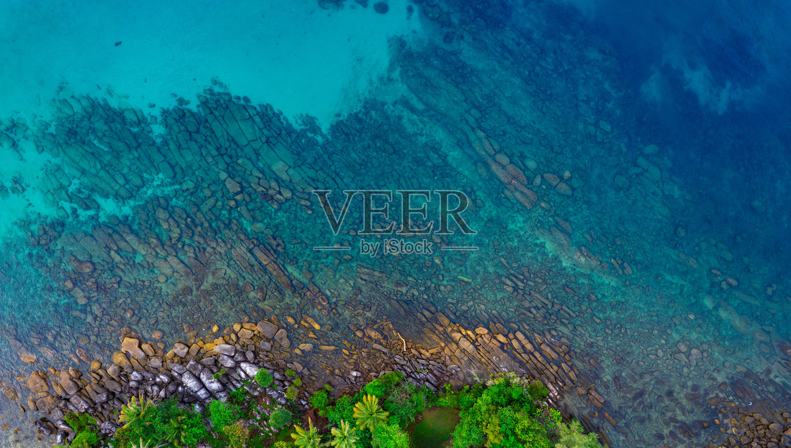 夏季假期概念的沙滩沙子俯视背景。阳光照耀下的沙滩自然与夏季海水,闪闪发光的海水。照片摄影图片