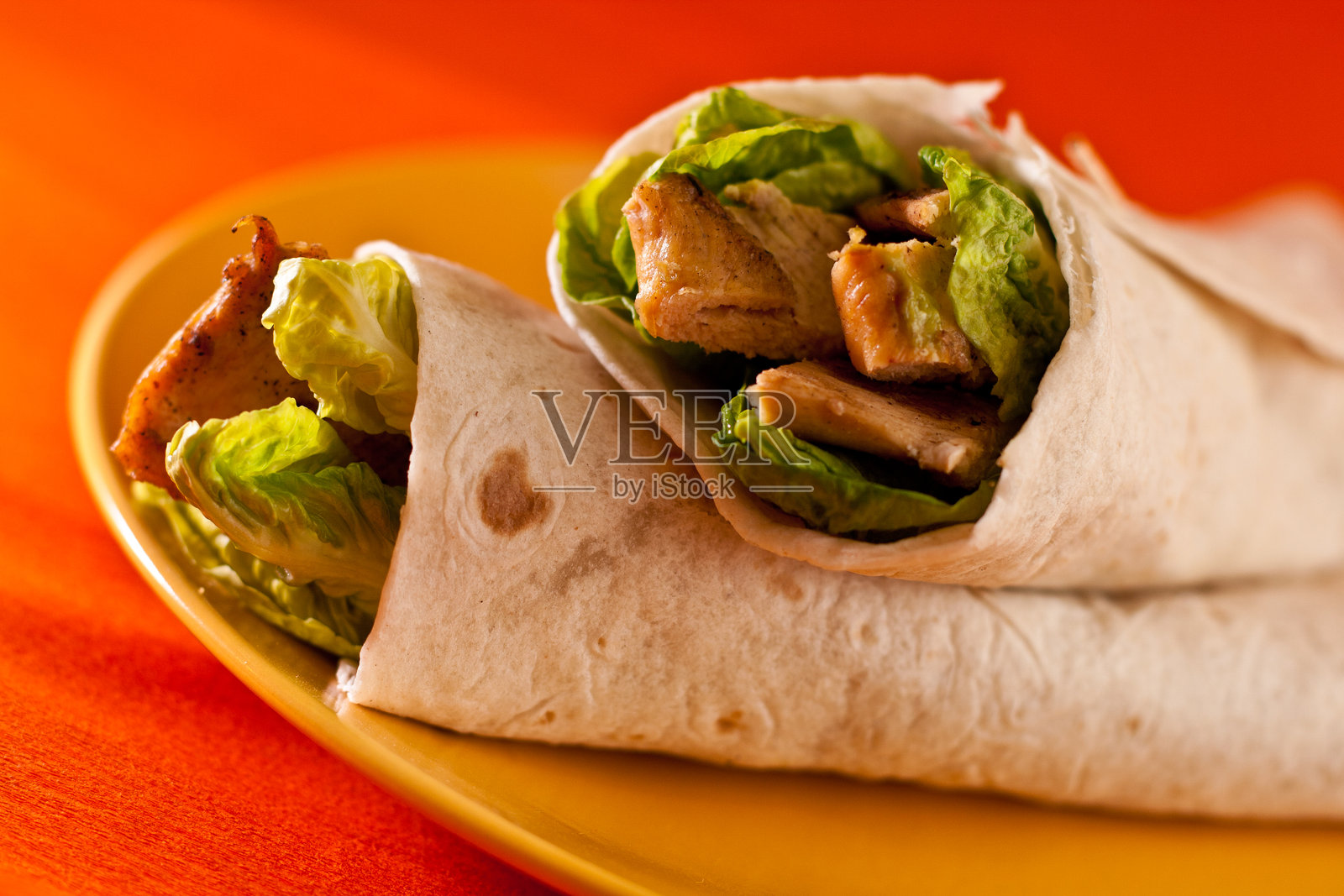 高角度视图的餐盘上摆放的食物照片摄影图片