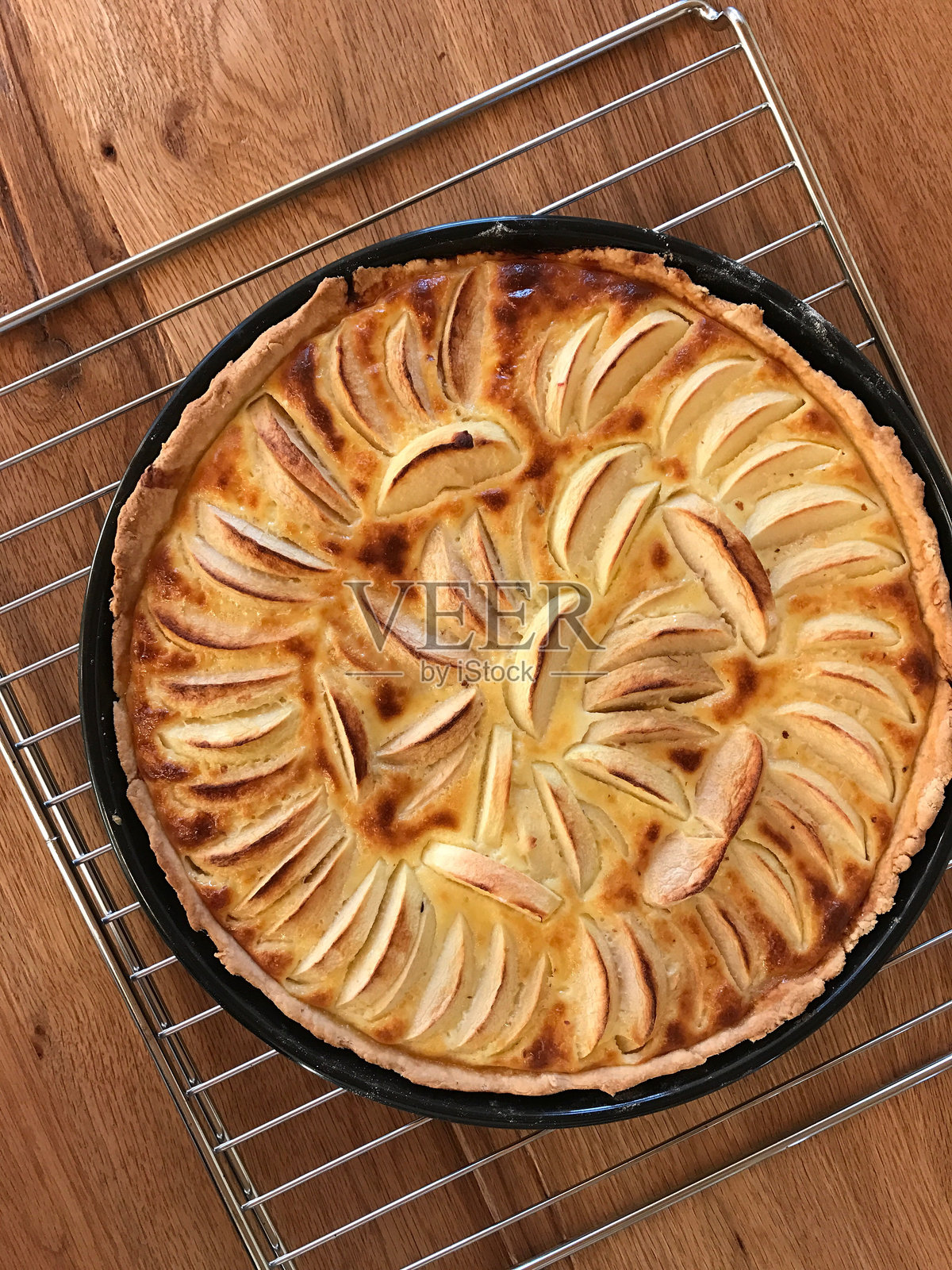 高角度视图的苹果派放在桌子上的盘子里照片摄影图片