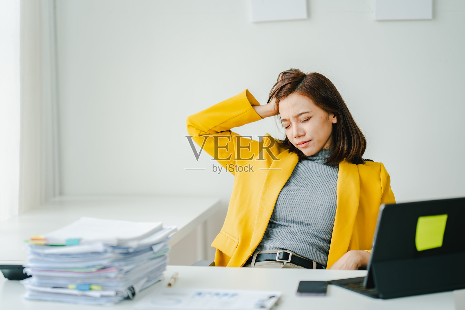 年轻女性员工因工作过载而感到压力,过度工作,工作失败,文档搜索失败,压力概念。照片摄影图片