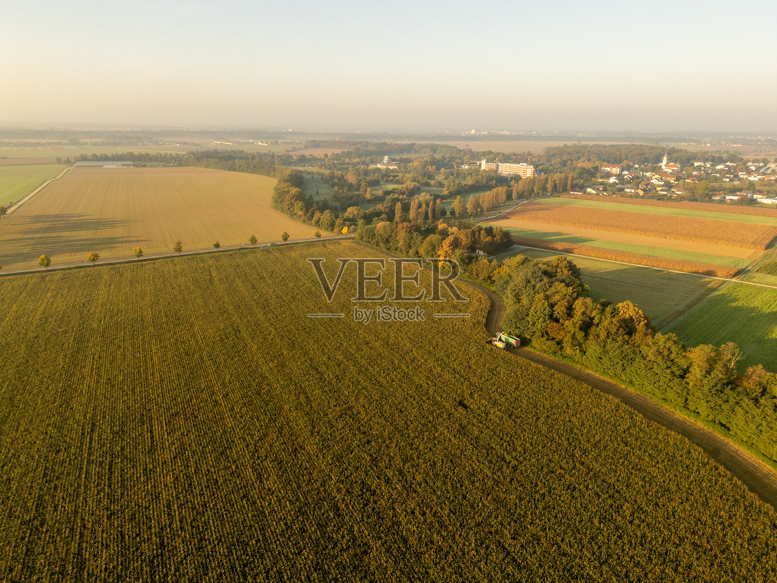 绿色景观与天空的美丽景色照片摄影图片