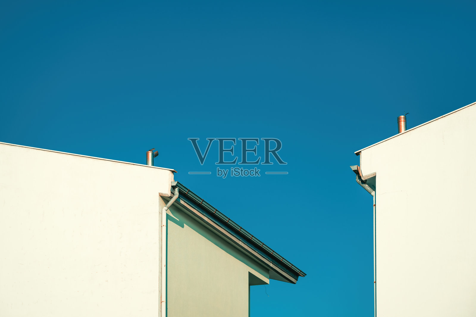 希腊白色和绿色墙壁的建筑与蓝天,极简主义的建筑构图照片摄影图片