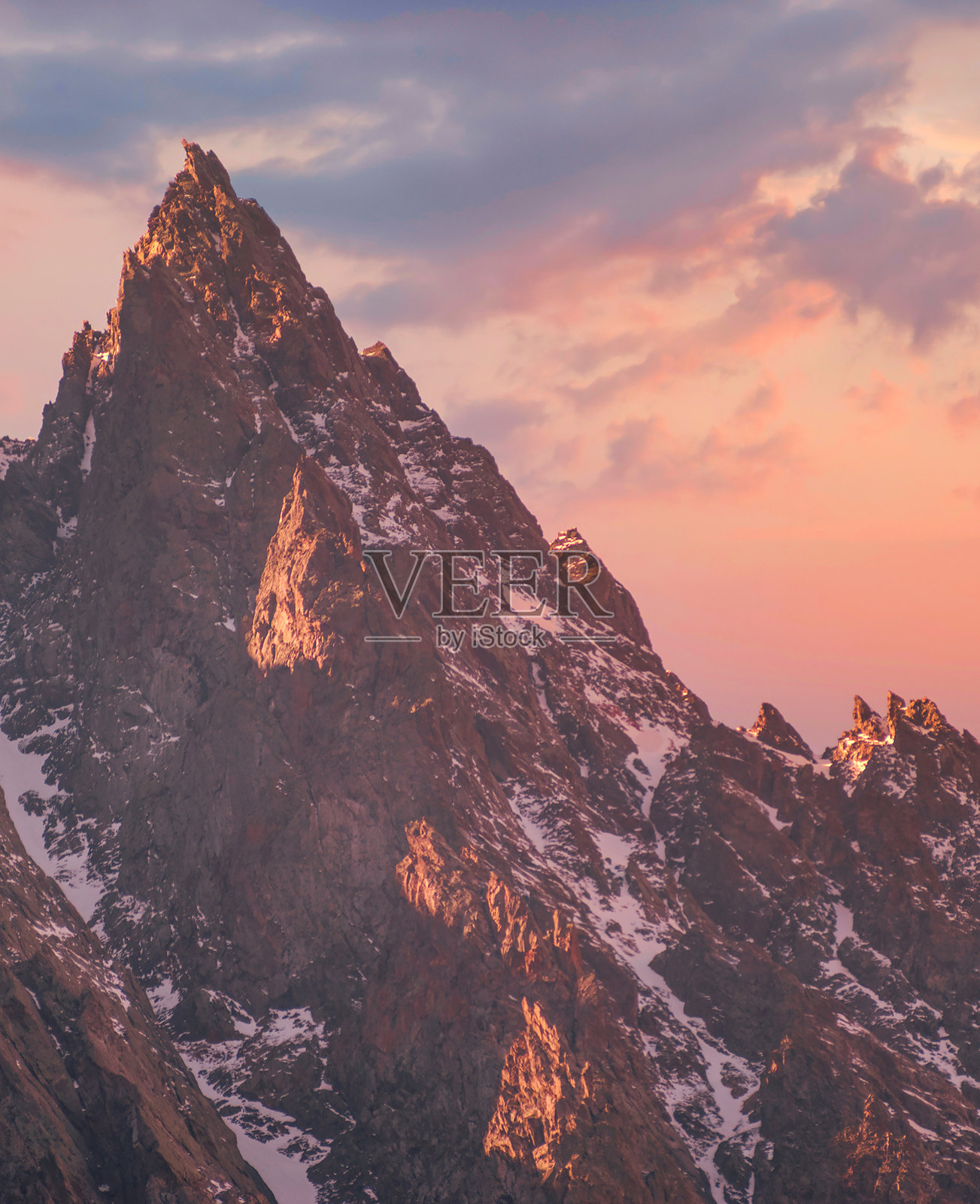 雄伟的山峰,美丽的山脉照片摄影图片