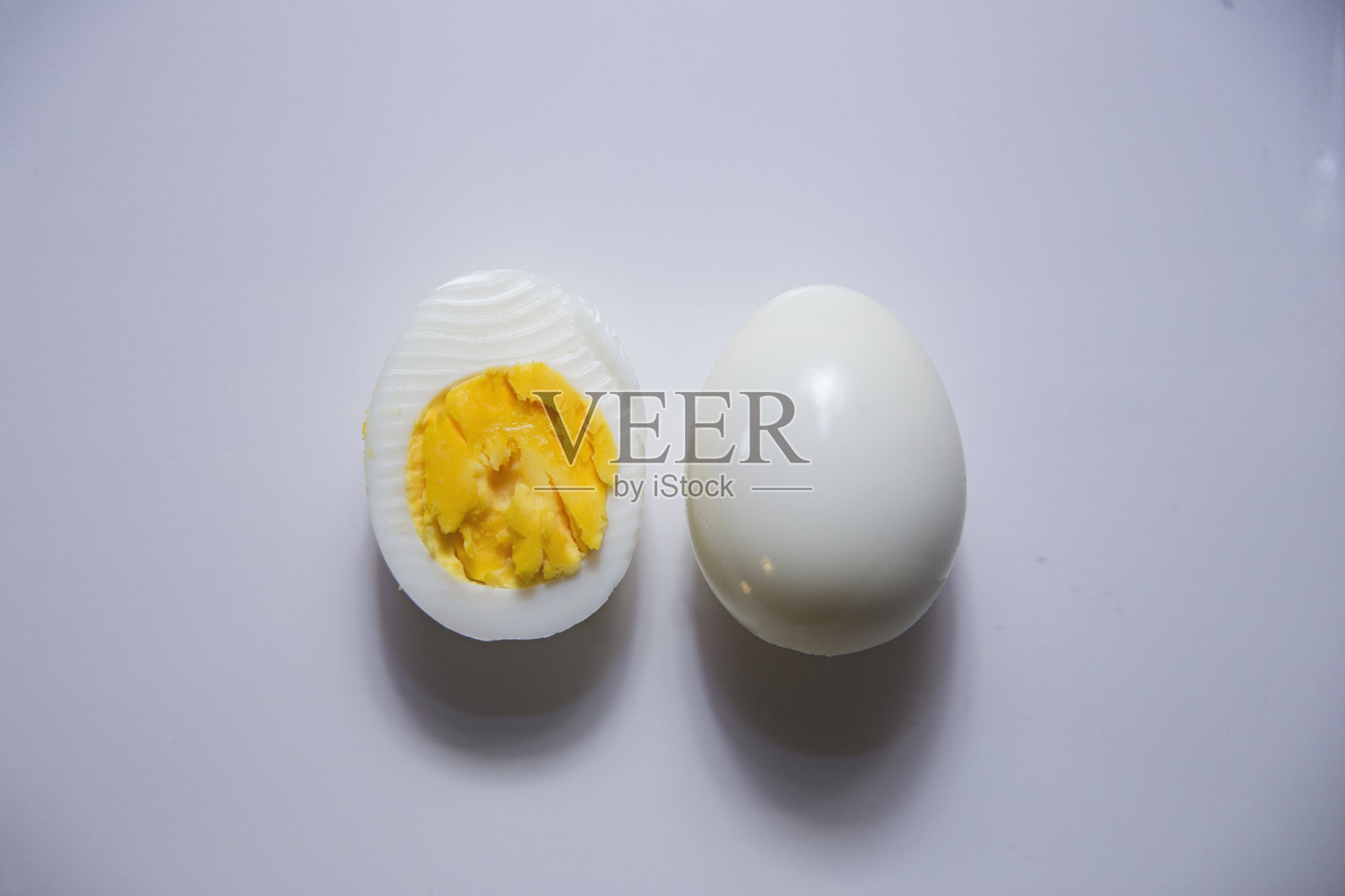 白色背景上煮熟鸡蛋的俯视图照片摄影图片