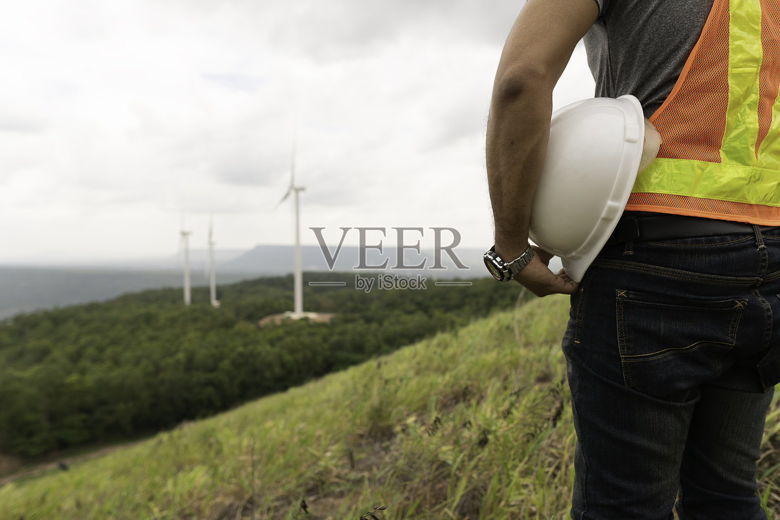 工程师站在山上,背景是天空的中部景象照片摄影图片