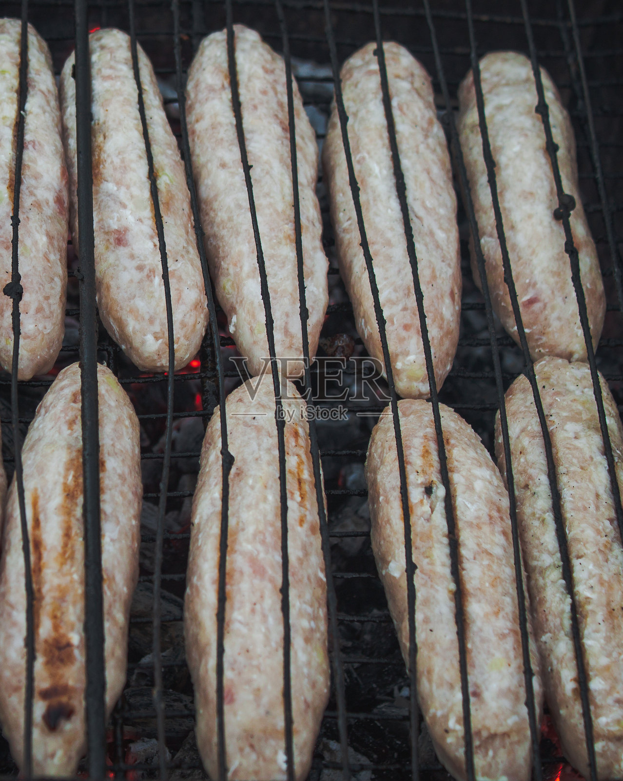 在炭火上烤制的烤肉串照片摄影图片