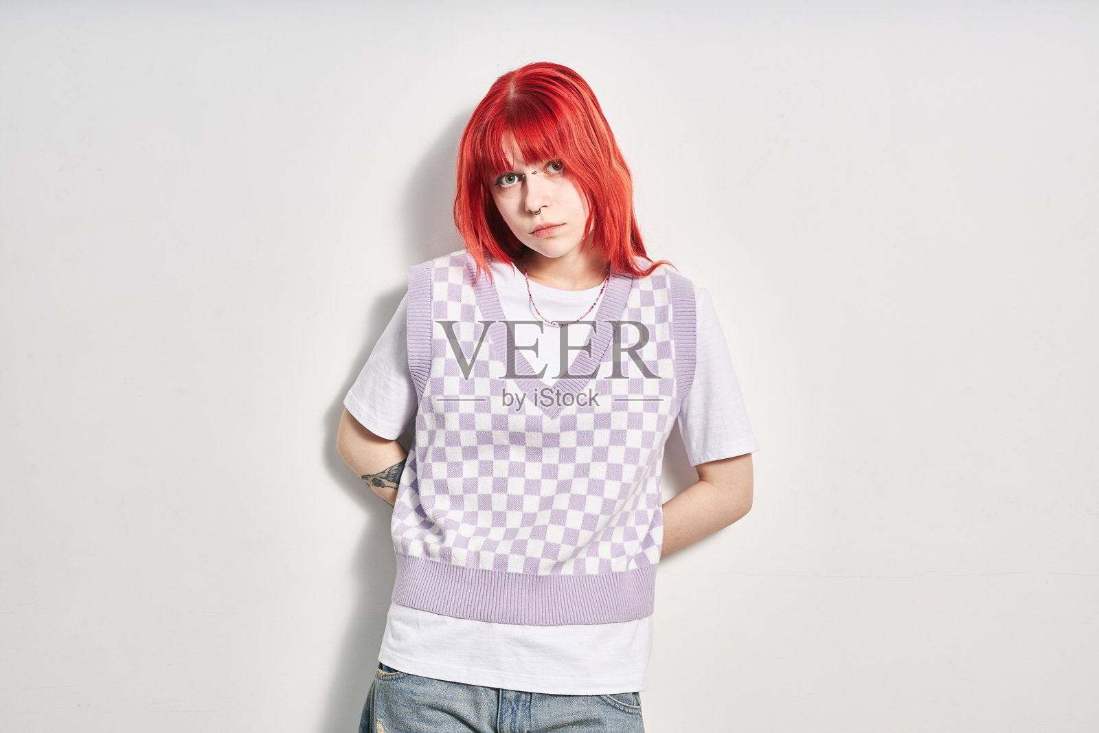 红发年轻女性穿着休闲服装的肖像照片摄影图片