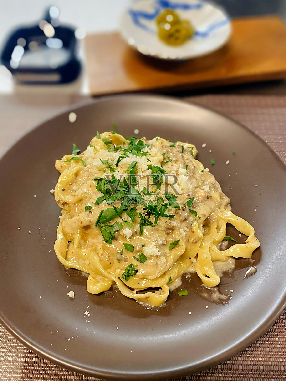 奶油阿尔弗雷多意大利面配鸡肉、蘑菇和帕尔马干酪。健康的意大利美食照片摄影图片