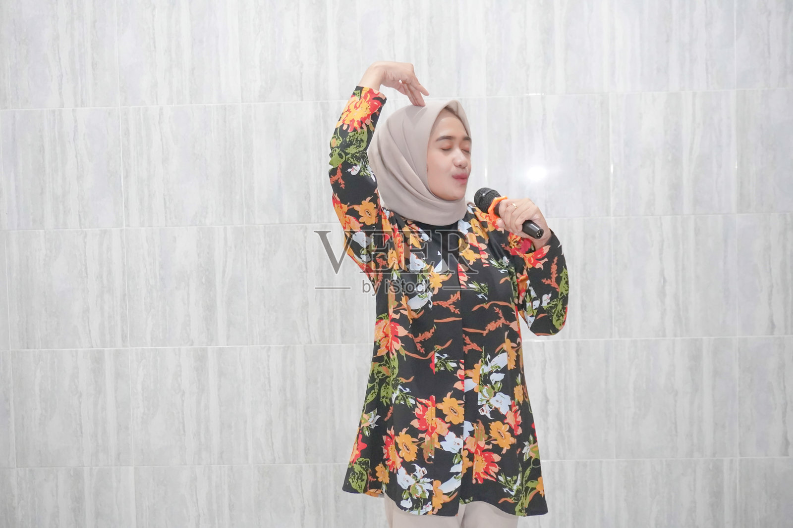 佩戴头巾的印尼女性的表情照片摄影图片