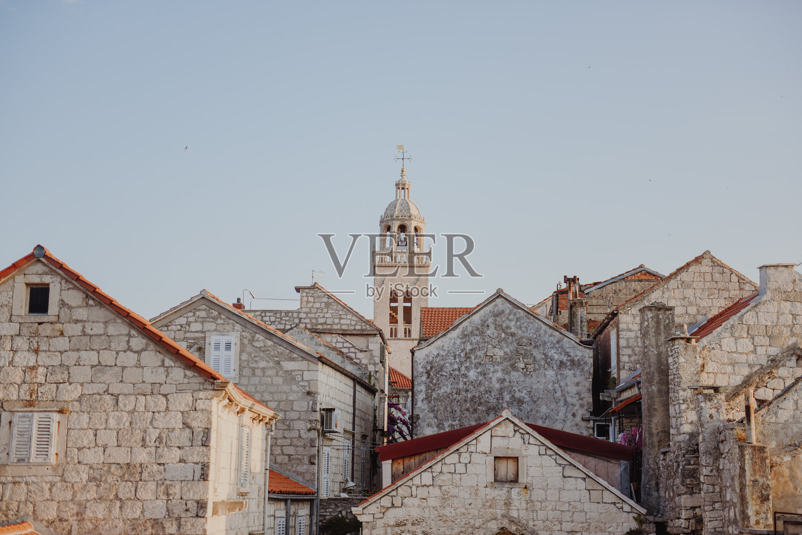 城市中建筑与晴朗天空照片摄影图片