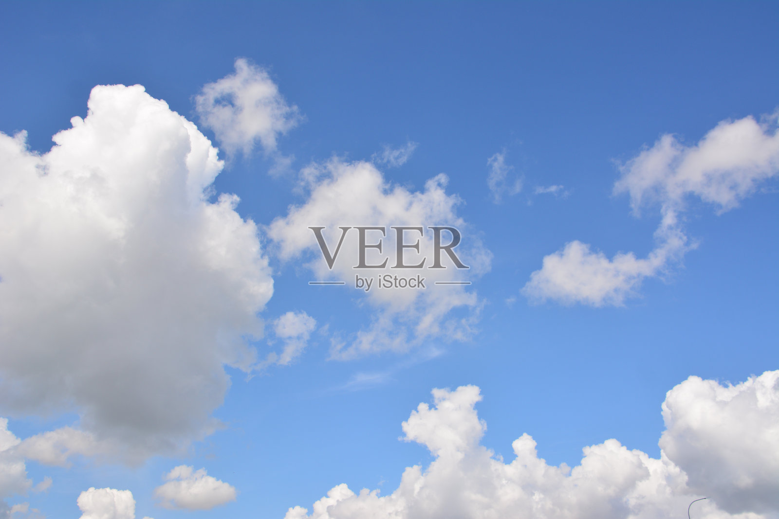 蓝天中有一朵云和其他一些云彩照片摄影图片