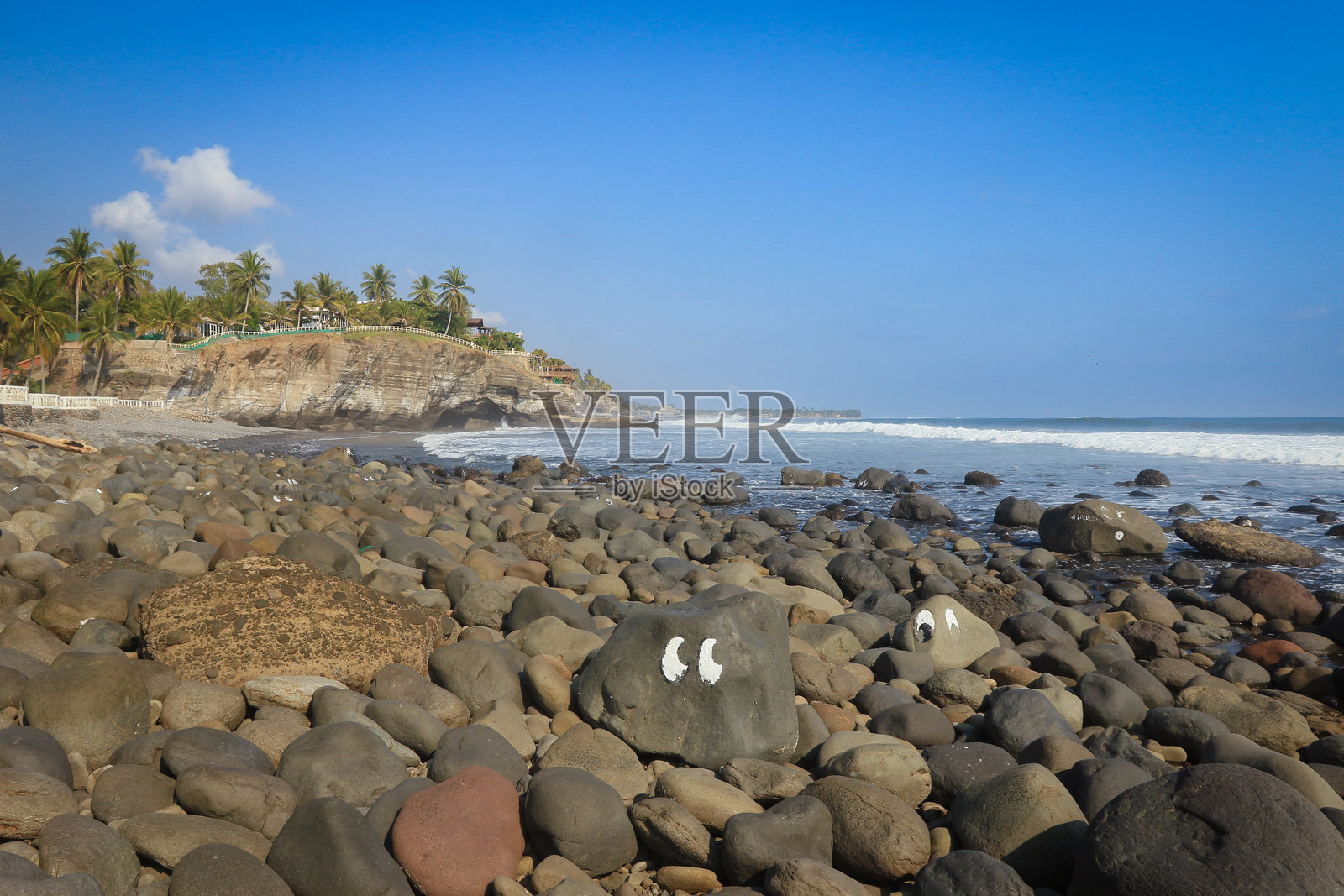 萨尔瓦多埃尔通科的迷人海岸风景,展现了彩绘岩石和宁静的海洋背景照片摄影图片