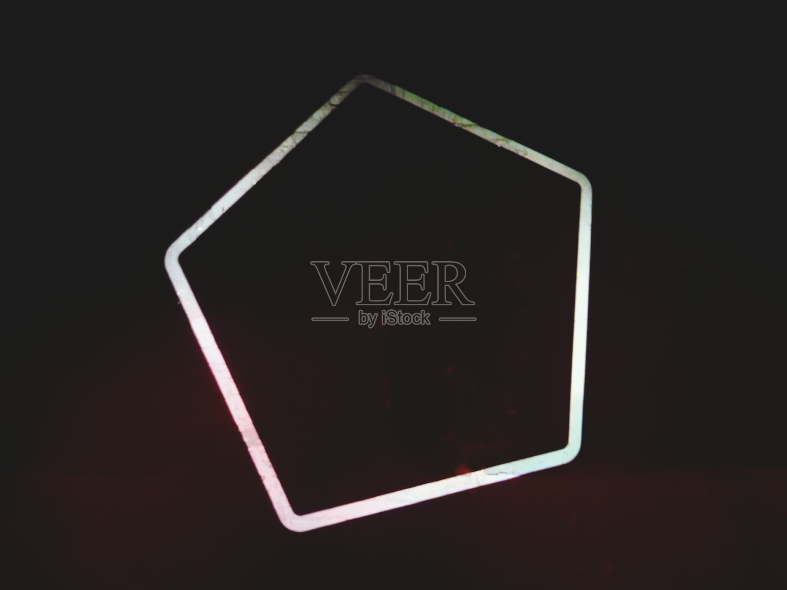 黑色背景下的发光五角星特写照片摄影图片