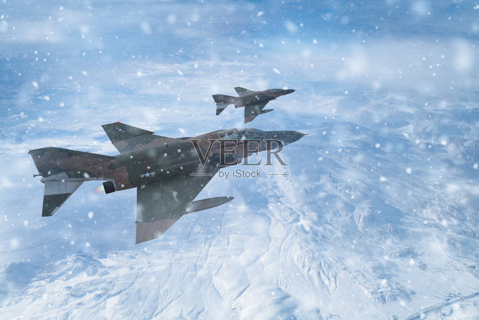 喷气式战斗机飞越白雪皑皑的山脉。照片摄影图片