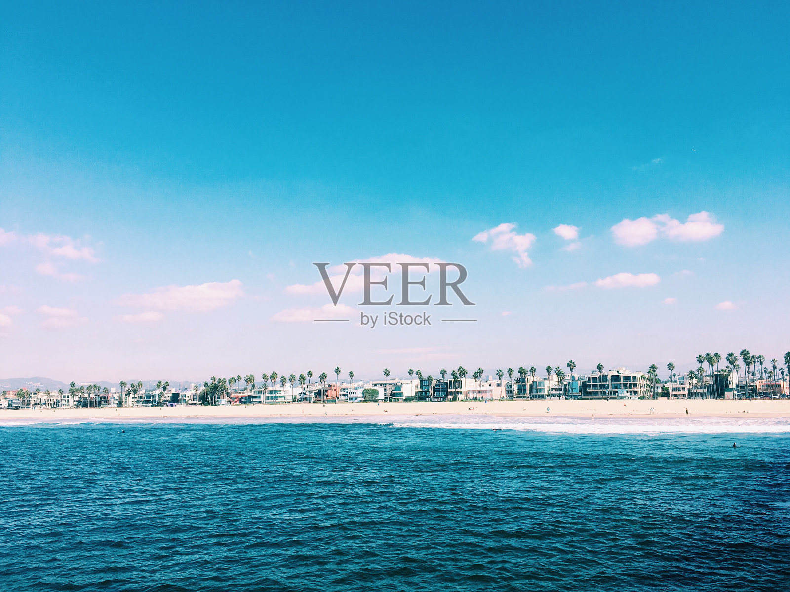 海洋与建筑在蓝天映衬下的美丽景色照片摄影图片