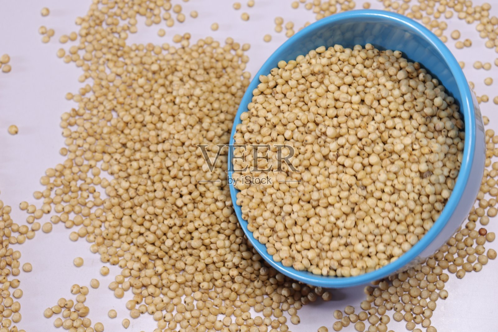 有机小米种子孤立在白色背景上照片摄影图片