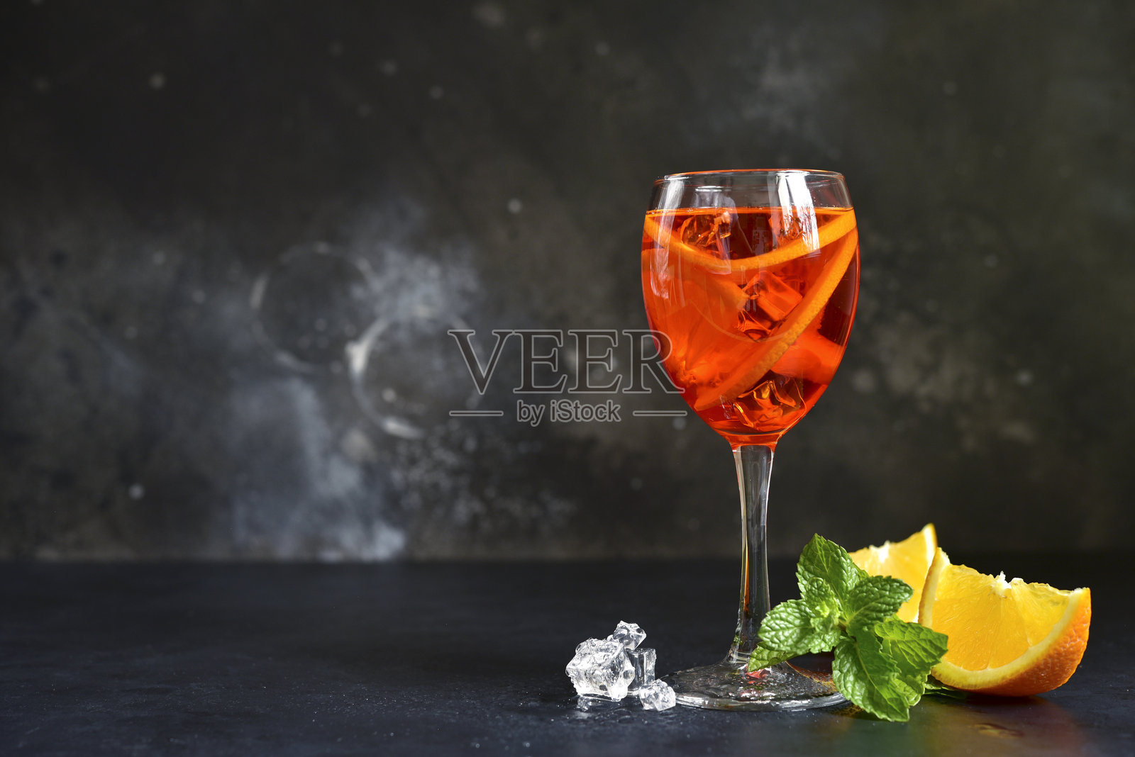 美味的意大利鸡尾酒阿佩罗尔斯普利茨,橙子装饰在酒杯中。照片摄影图片