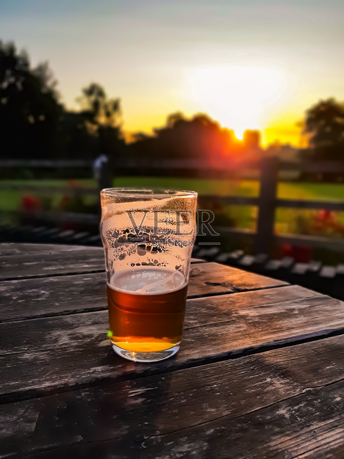 在英国伯明翰观看日落时喝一杯啤酒。照片摄影图片