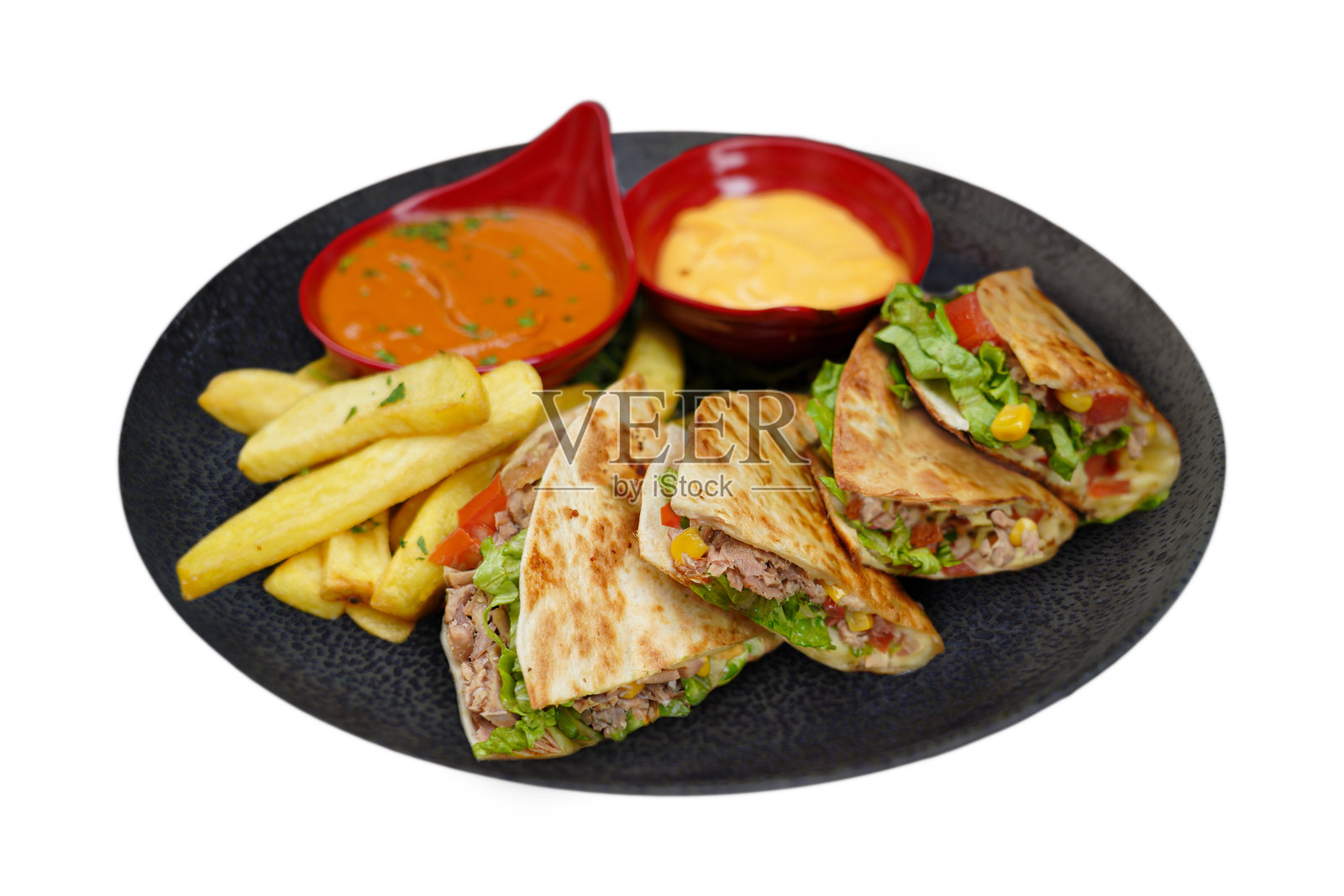 金枪鱼玉米芝士三角饼,内含番茄和生菜照片摄影图片