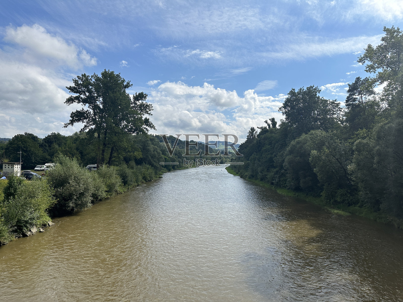 云雾缭绕的山间河流照片摄影图片