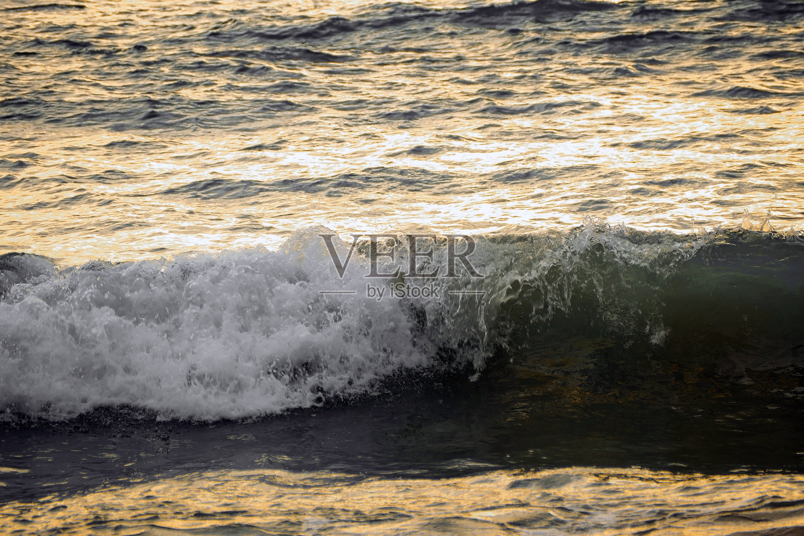 日落时海面上波浪和光线的反射照片摄影图片